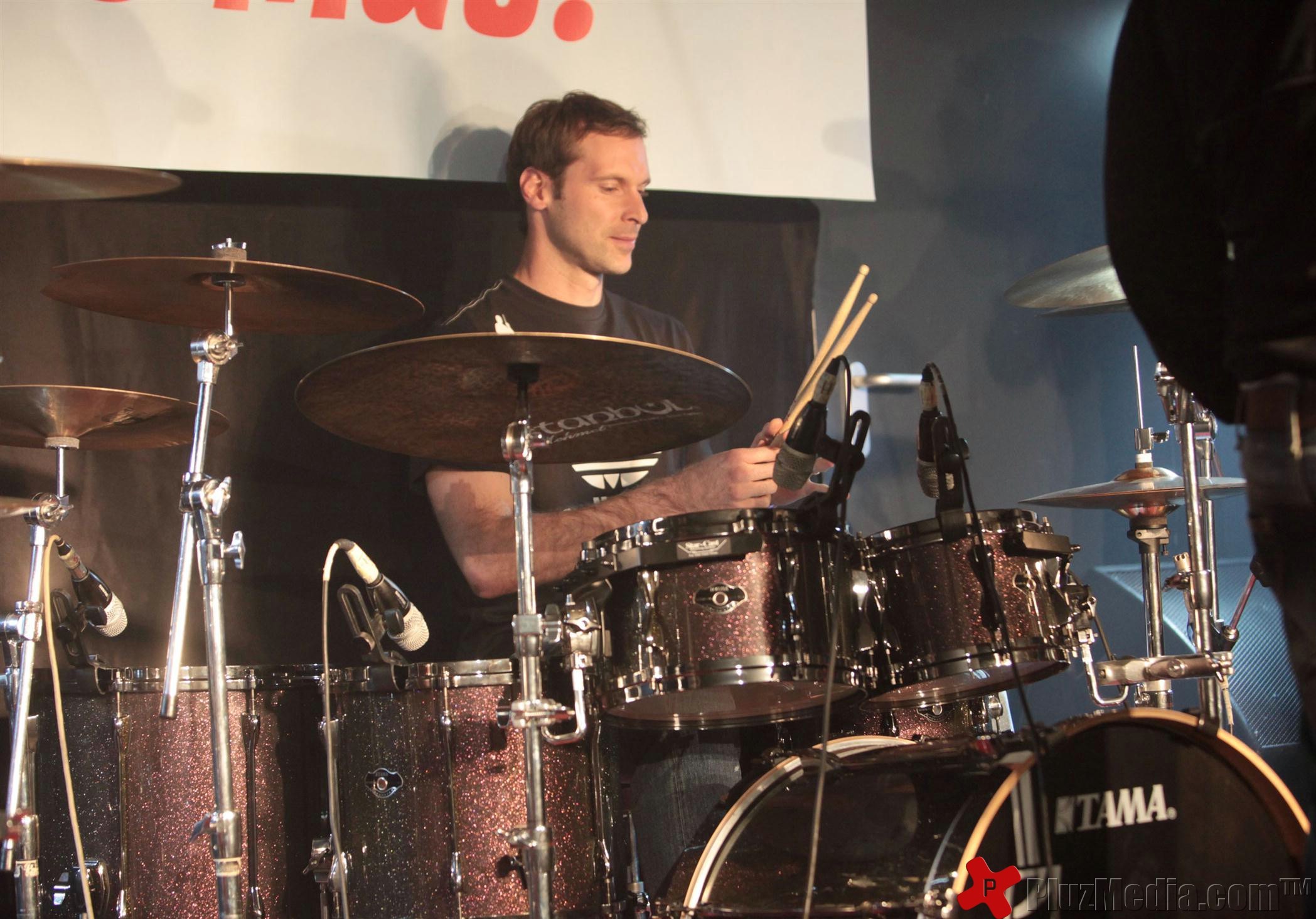 Petr Cech plays the drums with Czech rock band 'Eddie Stoilow' - Photos | Picture 98779